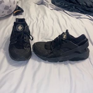 Men’s size 10 black Nike  hurache sneaker!